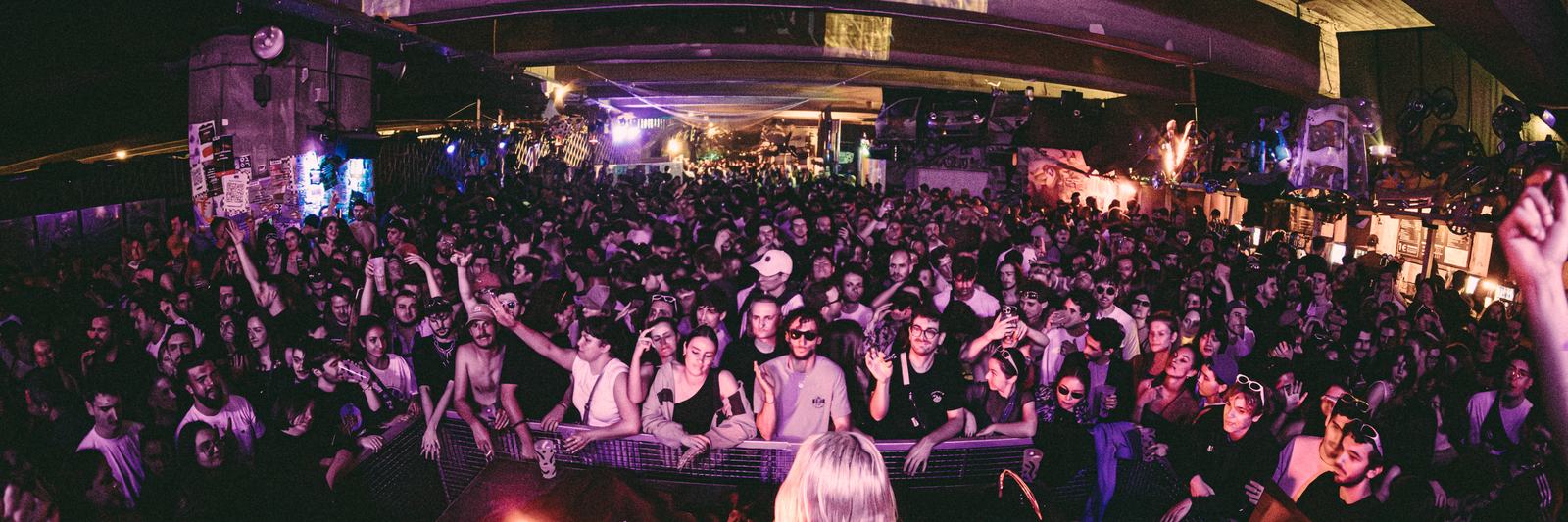 Le public d'un club, de nuit — photographie LilyRAW au Virage